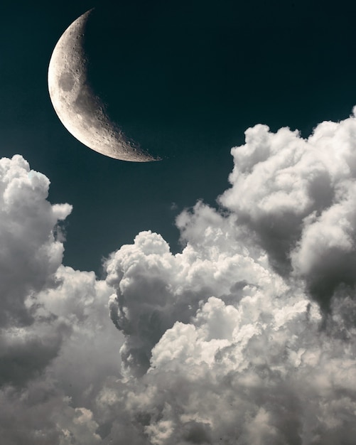 Photo moon over clouds