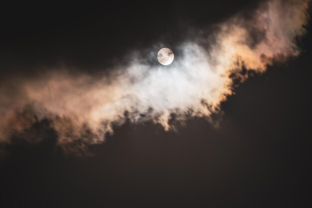 La luna nel cielo scuro tra le nuvole, sfondo astratto naturale