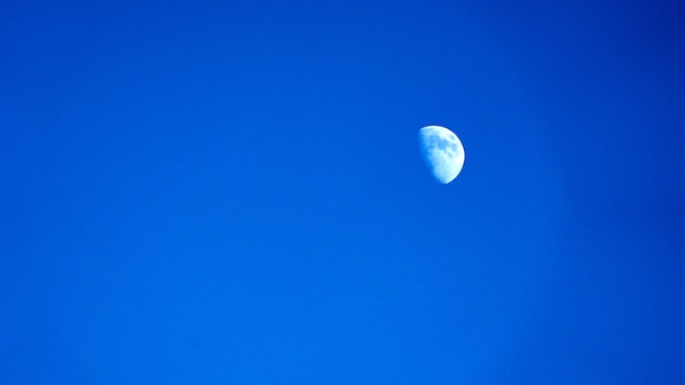 Луна в ясном голубом небе в утреннее время, сочи россия | Премиум Фото