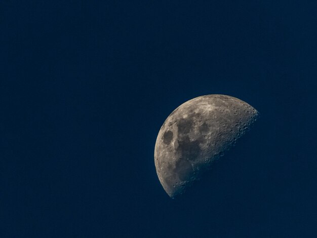 Foto luna nella sua fase crescente