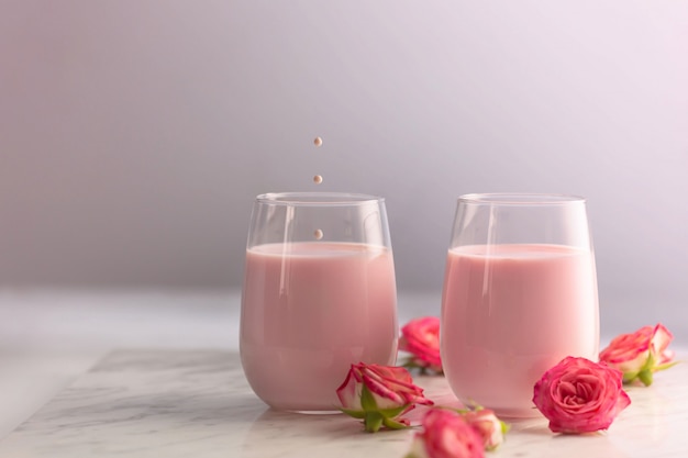 Photo moon milk prepared with pink rose flower