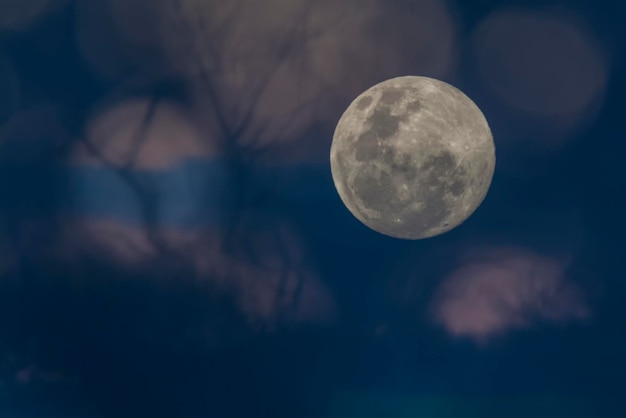 夜空の背景に月