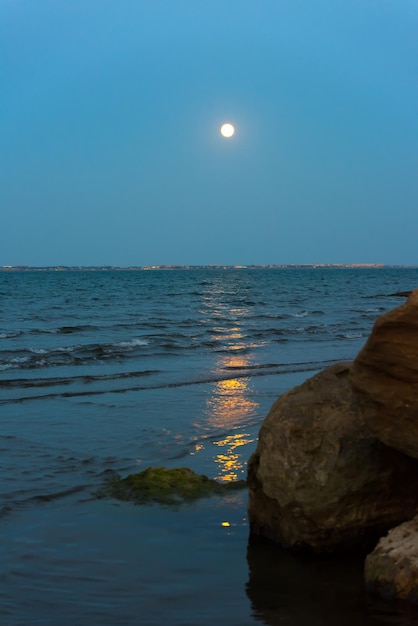 夜の海の上の月