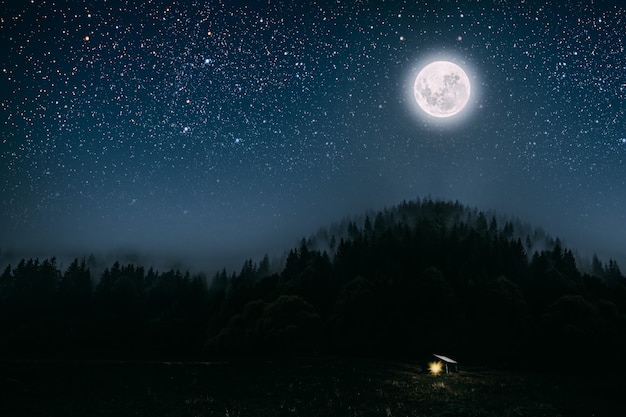 La luna risplende sulla mangiatoia del natale di gesù cristo