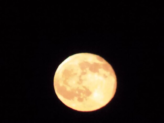 Foto la luna nel cielo di notte