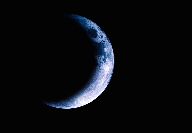 Foto luna nello spazio, metà parte della luna con eclissi