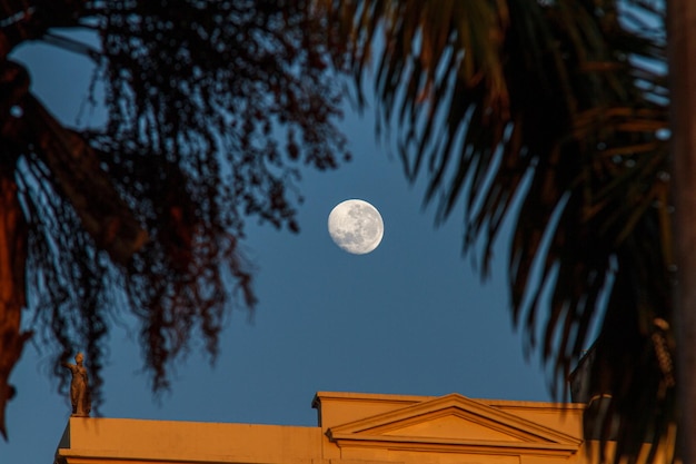 Tramonto sulla luna in una bella mattina d'inverno a rio de janeiro in brasile