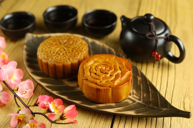 Photo mooncake is a traditional chinese bakery often eating on midautumn festival or lunar celebration