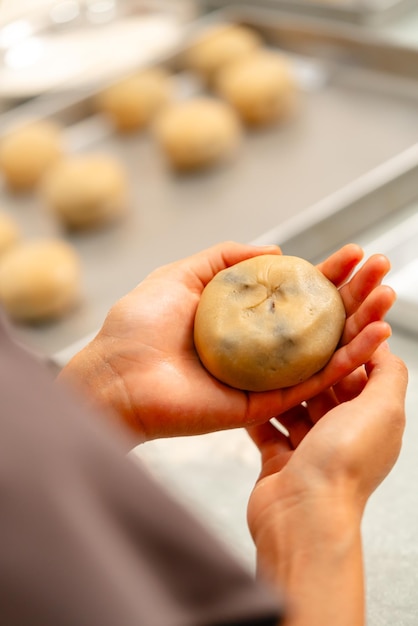 Процесс приготовления лунного пирога Лунный пирог - традиционный китайский пекарский продукт
