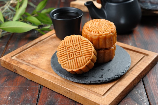 Mooncake, Moon cake- Chinees traditioneel gebak op donkere achtergrond, Mid-Autumn Festival concept