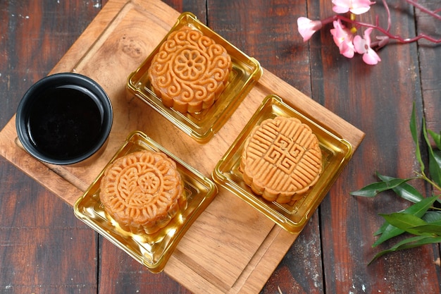 Mooncake, Moon cake- Chinees traditioneel gebak op donkere achtergrond, Mid-Autumn Festival concept