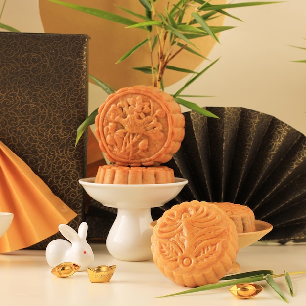 Photo mooncake on yellow background with bamboo