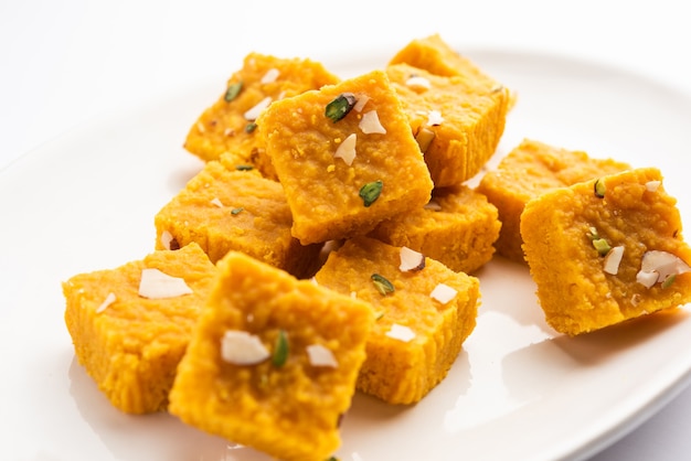 MoongÃ‚Â Dal Besan Burfi is gemaakt met geroosterdeÃ moongÃ‚Â dal of gele linzen, kikkererwtenmeel, ghee, khoya of mawa en suikersiroop, Indiaas zoet of dessert