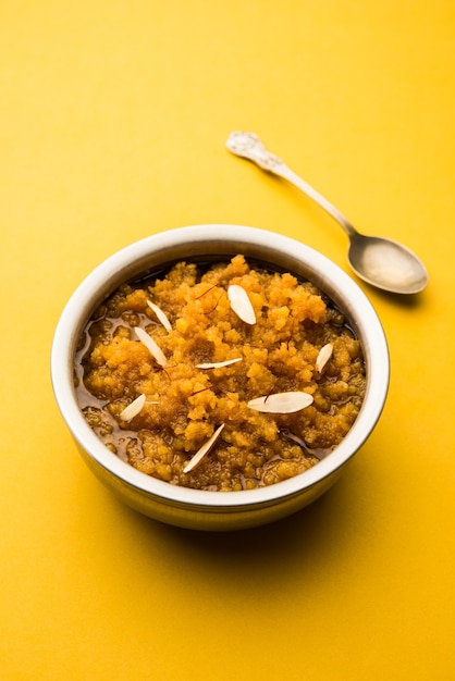 Moong dal halwa is een klassiek Indiaas zoet gerecht gemaakt met moong linzen, suiker, ghee en kardemompoeder