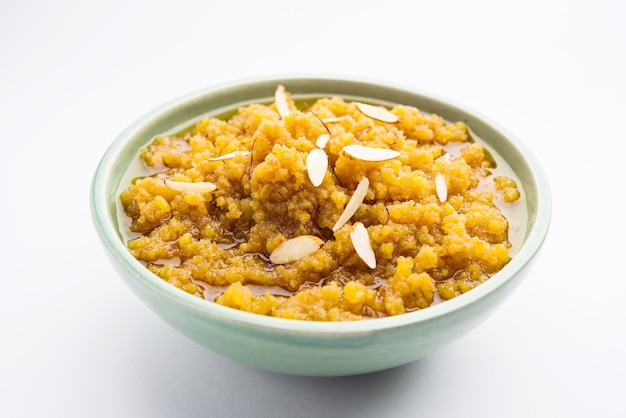 Moong dal halwa is een klassiek Indiaas zoet gerecht gemaakt met moong linzen, suiker, ghee en kardemompoeder