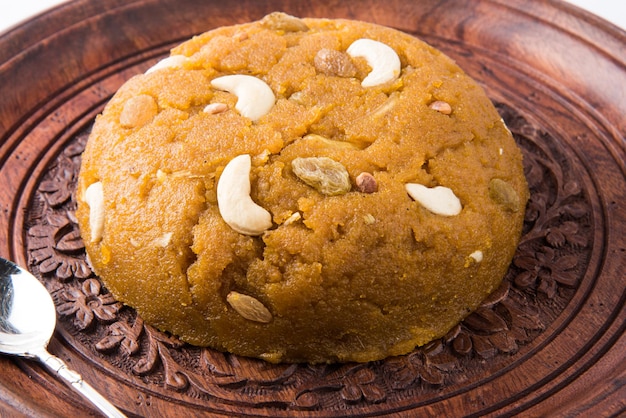 문달할와(Mong Dal Halwa)는 껍질을 벗기지 않은 녹색 그램, 버터 버터, 건조 과일을 사용하여 만든 인도식 달콤한 요리입니다.