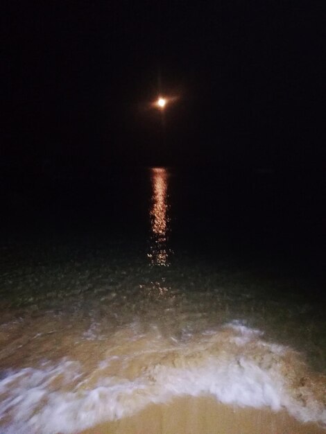 Foto la luce della luna sulla spiaggia