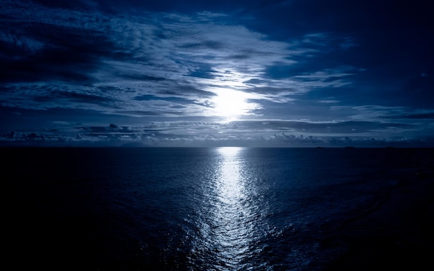 Photo moonlight in ocean landscape