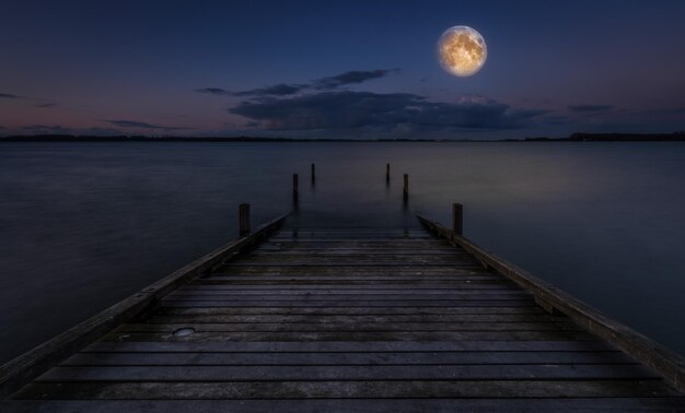 Photo moonlit lake