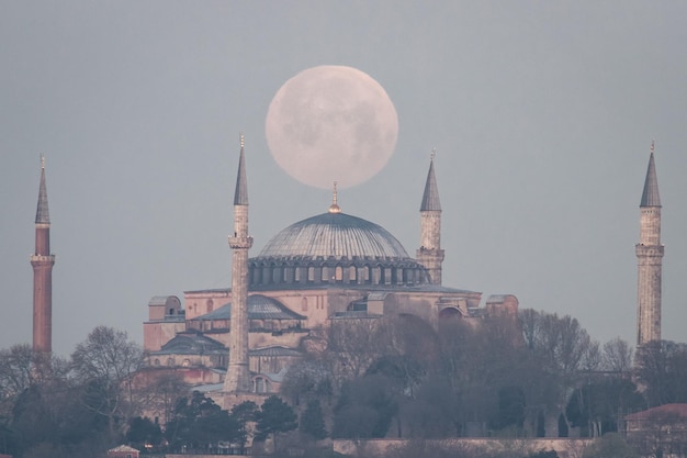 Закат луны над собором Святой Софии в Стамбуле, Турция