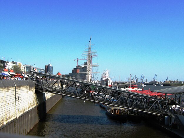 写真 澄んだ青い空を背景に運河に停泊したボート
