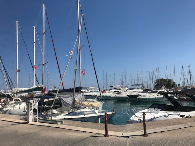 Photo moored boats and yachts at the boat docking