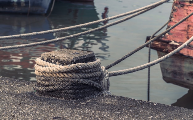 Photo mooring concrete in a port for tied rope knot