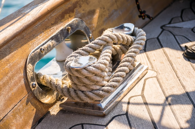 The mooring rope is wound on a spool