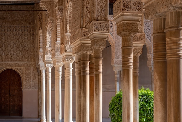 Мавританские арки во дворе львов в Альгамбре, Гранада, Испания