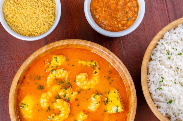 Moqueca 魚とエビのブラジル料理トップ ビューの伝統的な料理