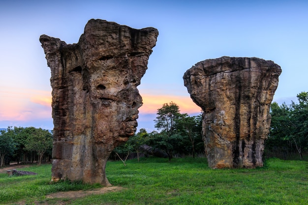 Foto mor-hin-kaw, de rotspijlers in nationaal park van thailand.