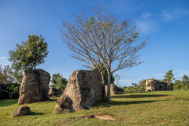 Mor Hin Khao, of Thai Stonehenge in het Phu Laenkha National Park. Het verbazende Natuurlijke die gezichtspunt van het rotsenlandschap in Chaiyaphum, Thailand wordt gevestigd