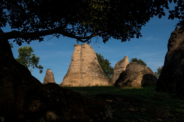 Phu Laenkha 국립 공원의 Mor Hin Khao 또는 Thai Stonehenge 차이야 품, 태국에 위치한 놀라운 자연 바위 풍경 관점