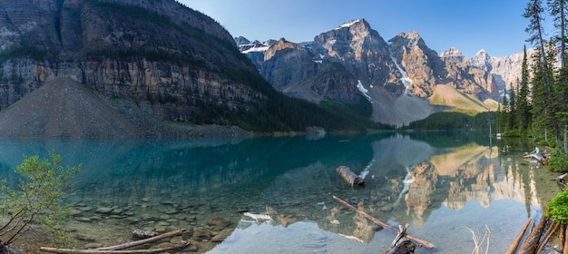 Foto moraine lake in de ochtend bij zonsopgang in banff canada panorma