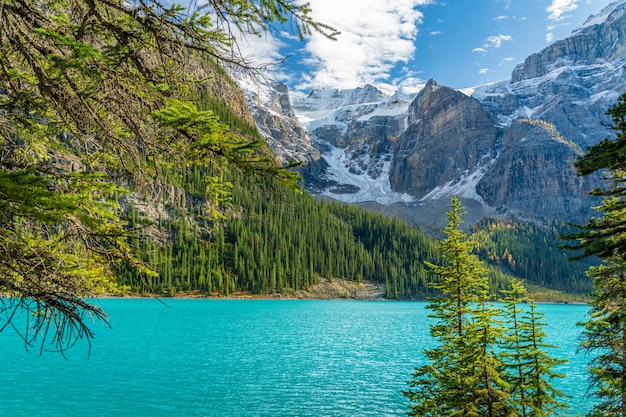 Moraine meer mooi landschap in zonnige zomerdag ochtend. Banff National Park, Canadese Rockies, Alberta, Canada