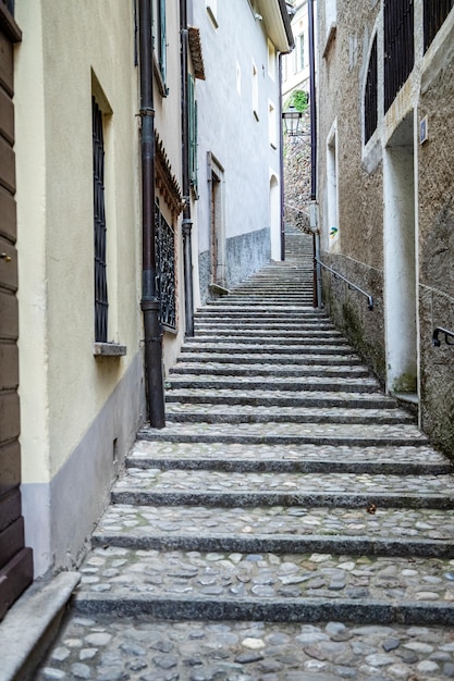 Foto morcote ticino zwitserland 21 mei 2022 smalle straatjes van morcote