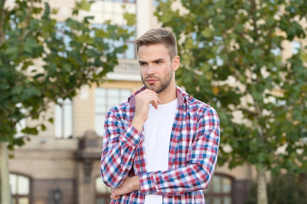 Più attraente con la barba. uomo serio toccare barba urbana all'aperto. ragazzo con la barba lunga con barba e baffi ispidi. prodotti per la crescita della barba. barbiere. parrucchiere. toelettatura maschile.