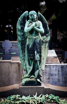 Statua di oltre 100 anni. cimitero situato nel nord italia.