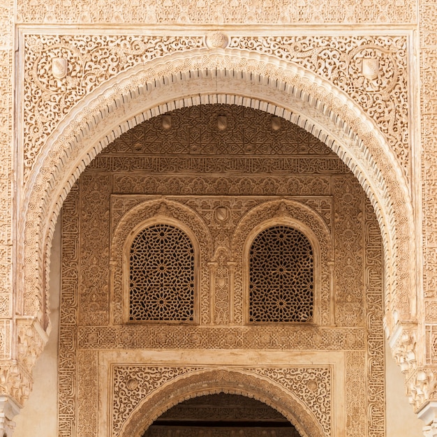 Moreske ornamenten van alhambra islamitisch koninklijk paleis, granada, spanje. 16e eeuw.