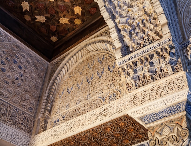 Ornamenti moreschi dal palazzo reale islamico di alhambra, granada, spagna. 16 ° secolo.