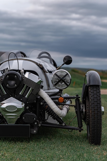 Foto morgan 3 wheeler auto su un campo verde