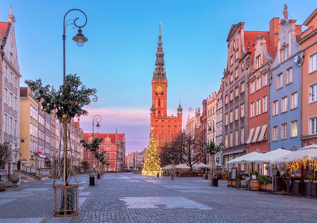 Morgen stadhuis en kerst lange markt straat in de hoofdstad van Gdansk Polen