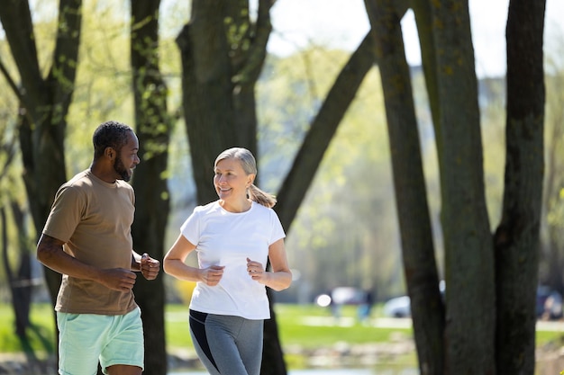 Foto morgenlopen man en vrouw lopen samen in het park