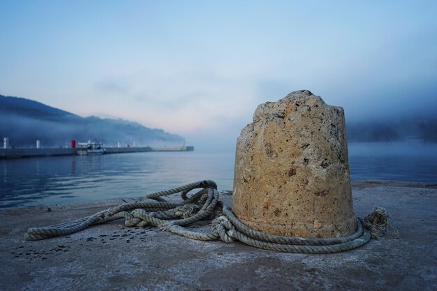 Foto morgennevel op de haven vela luka kroatië