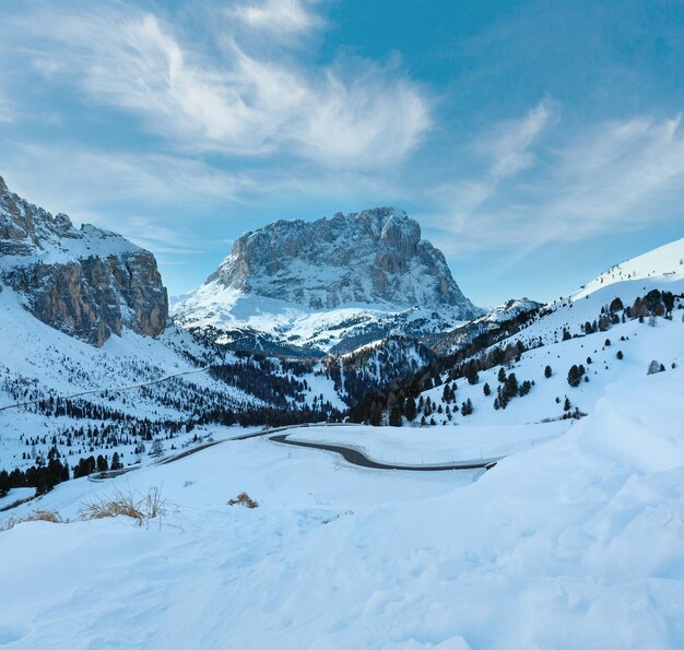 Morgens winter Gardena Pass in de Dolomieten van Zuid-Tirol Italië