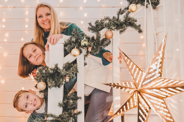 Morher en Kids in nieuwjaarskerstsfeer Familie blij met kerst en cadeautjes Kinderen bij de nieuwjaarsboom met cadeautjes