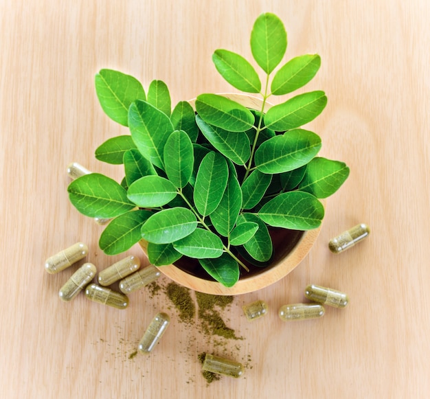 Moringa bladeren en capsules (kruiden voor de gezondheid)