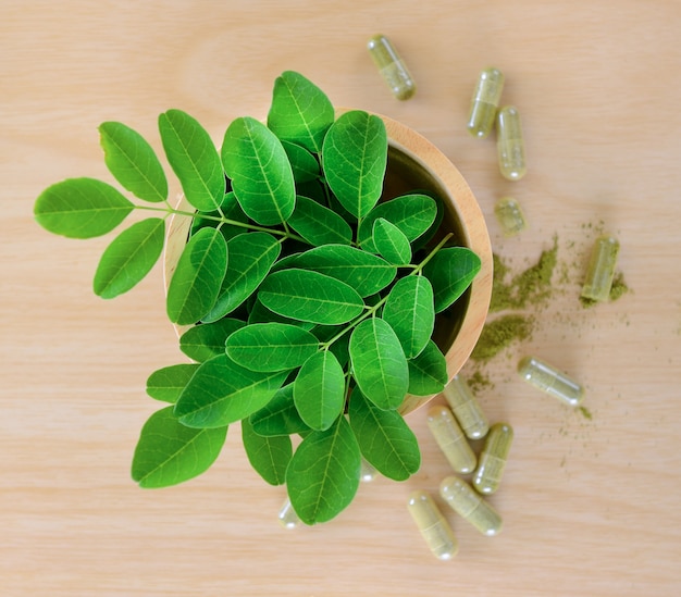 Moringa bladeren en capsules (kruiden voor de gezondheid)