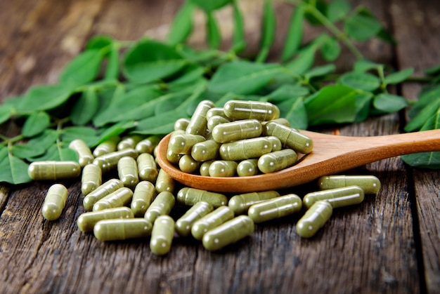 Moringa bladeren en capsules (kruiden voor gezondheid)