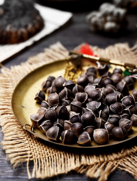 Foto semi di moringa su un piatto di ceramica